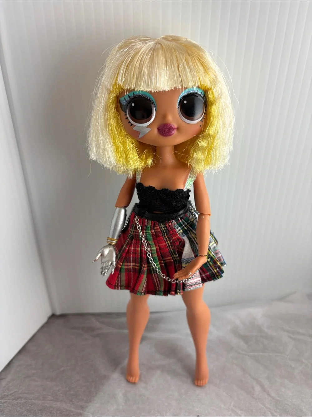 LOL Surprise OMG Remix Fame Queen Fashion Doll Plaid Skirt Outfit